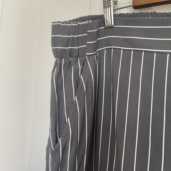 Nine West Women's Shorts XXL Gray Striped Pull On Rayon - Picture 3 of 11